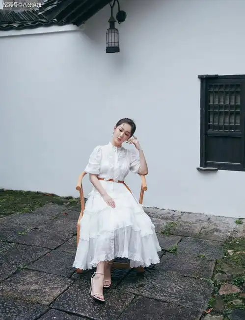 杨紫越来越时髦了,身穿白色连衣裙优雅高贵,清新减龄太淑女