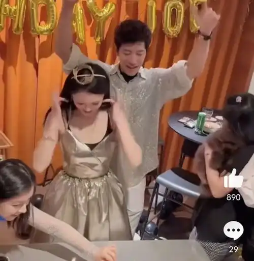 陈乔恩参加45岁生日派对,和老公艾伦搂腰亲吻,状态绝佳宛如少女