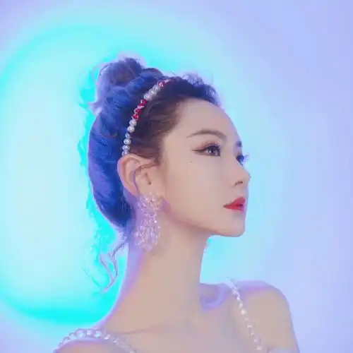 女生白色简约头像戚薇