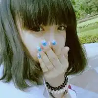 姐妹qq头像一左一右手机抓着不放,指定心里有伤