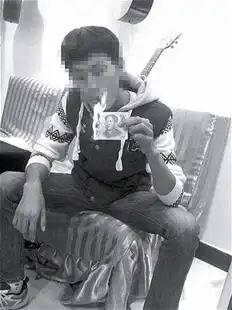 图文作案后用钱点烟还在朋友圈晒照片

