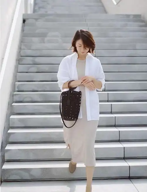 秋日街拍,小姐姐搭配简洁的白背心,大气又不失女人味
