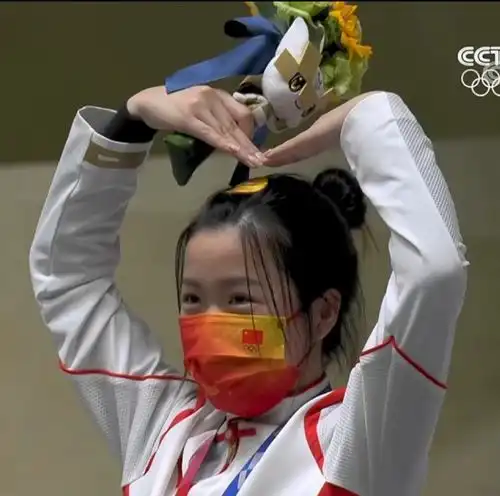 朝霞倩影百步穿杨,摘得首金的杨倩,私下是清华搞怪爱自拍的00后