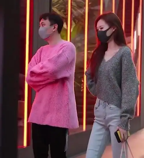 王思聪在街头炒饭,上演上海版深夜食堂,只为博美女一笑