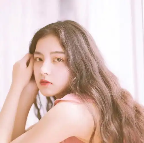 清晰高冷的头像女生壁纸