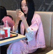 搞笑gif趣图妹子,你喝瓶水,女汉子性格完全暴露