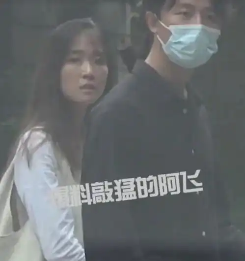 知名男星带女友见家长早前花边新闻不断,片场公然摸女星大腿