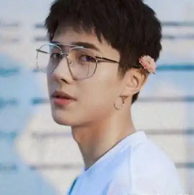 同样是戴眼镜,扛住了白敬亭,躲过了蔡徐坤,却栽在了他身上