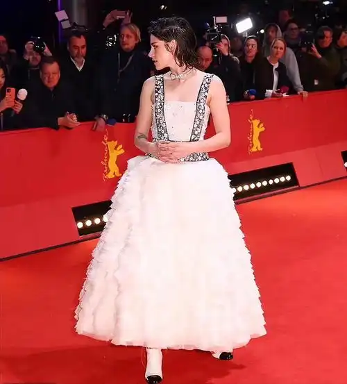 女生头像阳光干净正面柏