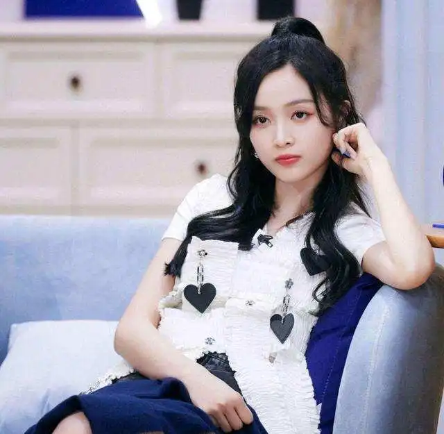 吴宣仪称这个圈子女孩不被善待,被网友喊退圈,到底冤不冤