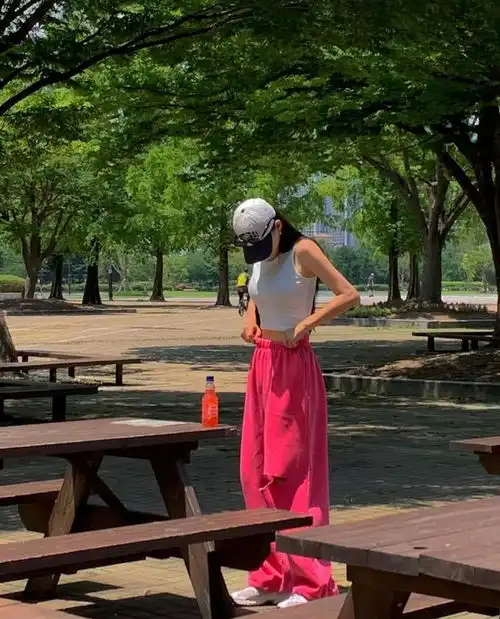 ins博主yoona特有的清冷高级感很飒又不张扬