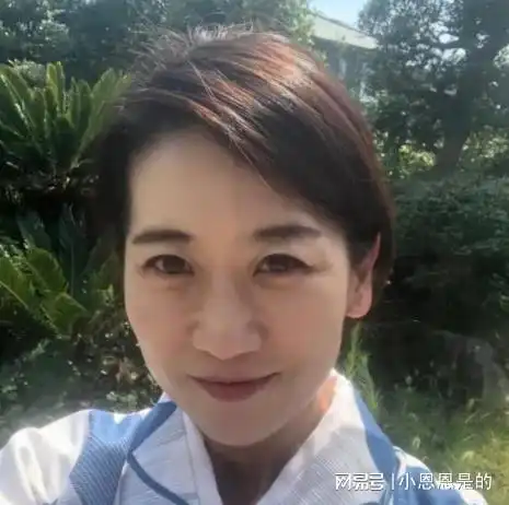 55岁女房东合租的年轻小伙却成了一家人