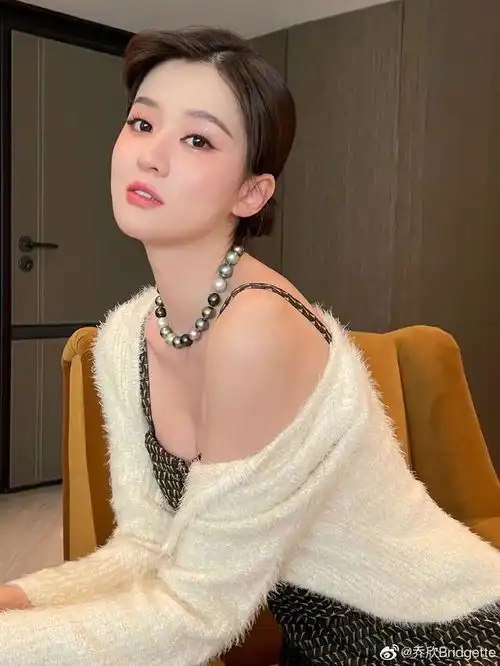乔欣身穿黑色吊带裙超惊艳肤白貌美太性感撩人