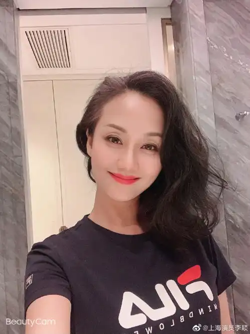她曾是最美挂历女郎,出道28年作品无数,52岁依然优雅美丽