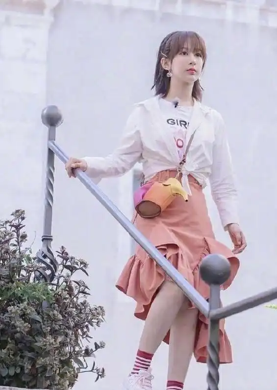 杨紫真会穿,条纹衫配阔腿裤显瘦又时尚,微胖女人都该学一学