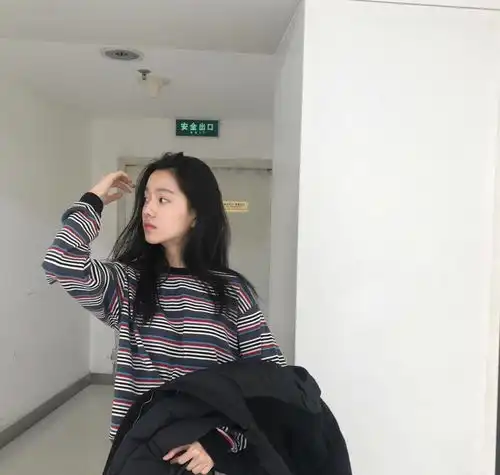 00后又出气质美女,17岁签约嘉行,和乔英子是好闺蜜,超会穿