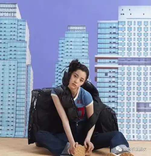 欧阳娜娜穿成活力少女,卡通元素单品齐上阵,玩得转不同风格