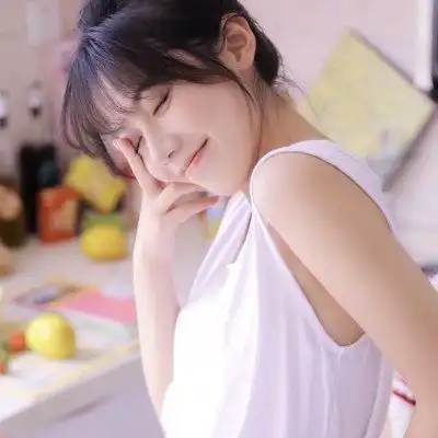 搞笑段子中午在食堂吃饭,边上坐个美女,她不爱吃鸡蛋