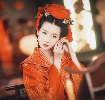 原以为鞠婧祎古装够美了,看到陈都灵后,才知什么叫千年一遇