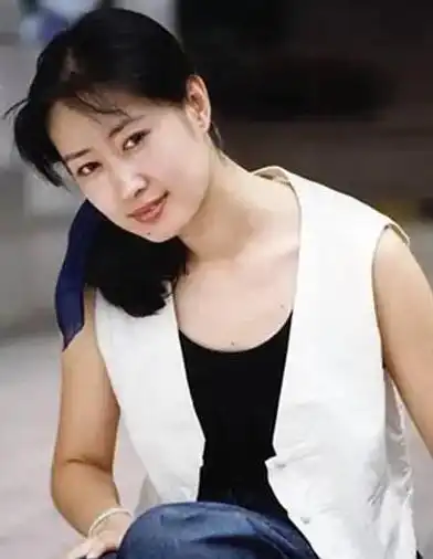 16岁出道,30岁嫁富商隐退,37岁离婚复出,今44岁活成女王