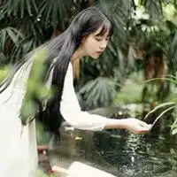 清新自然的女生qq头像何必委屈了自己去迎合对方