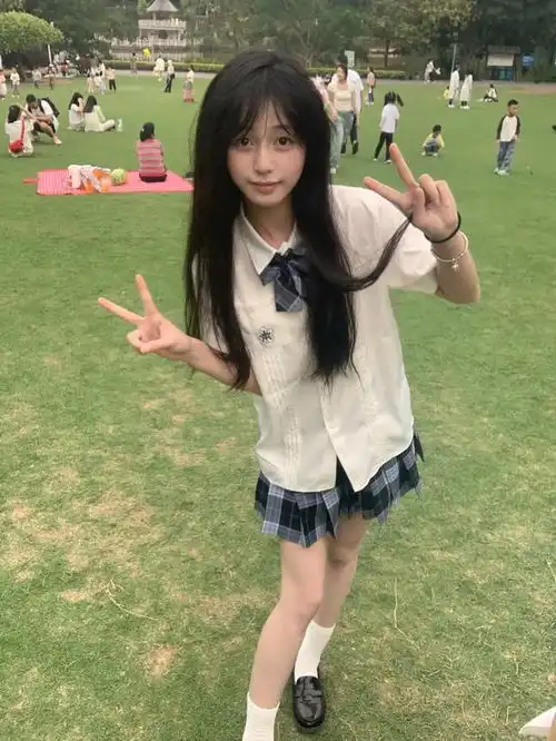 穿jk甜美可爱高挑小美女
