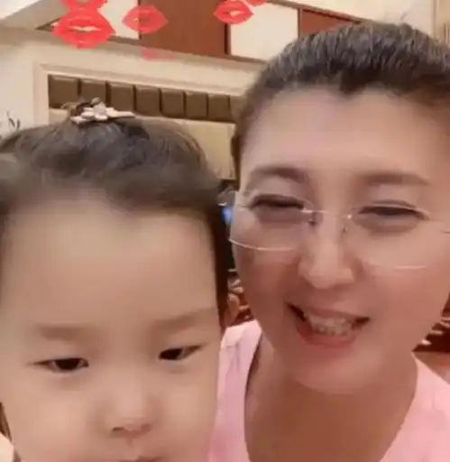 闫学晶与大10岁富豪秘密离婚,二婚无人知,做姥姥后46岁再产女