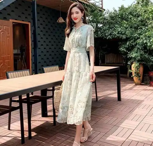 告别千篇一律的碎花裙,这几款木耳边v领,演绎真正气质美