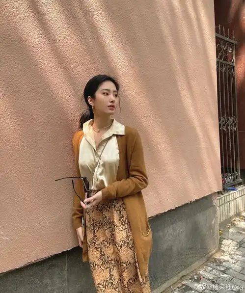 杨采钰端庄知性的青春气质美女