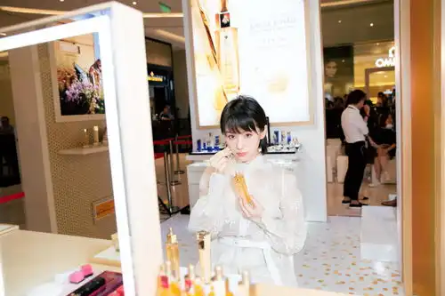王子文亮相出席品牌活动,造型靓丽又吸睛
