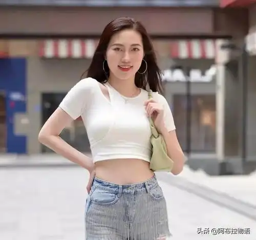 酷热天气下的热裤女神美照
