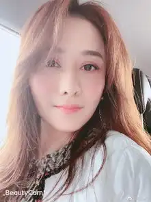 45岁陈德容嫩如少女,嫁入豪门却把爱狗当孩子