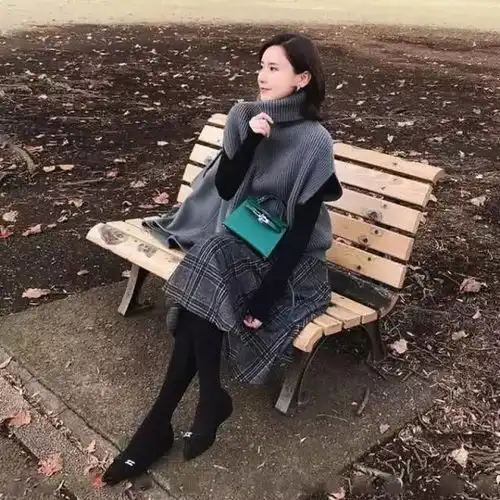 女人尽量不要大衣配毛衣,太丑瞧瞧杭州女人这样搭,早学会早美
