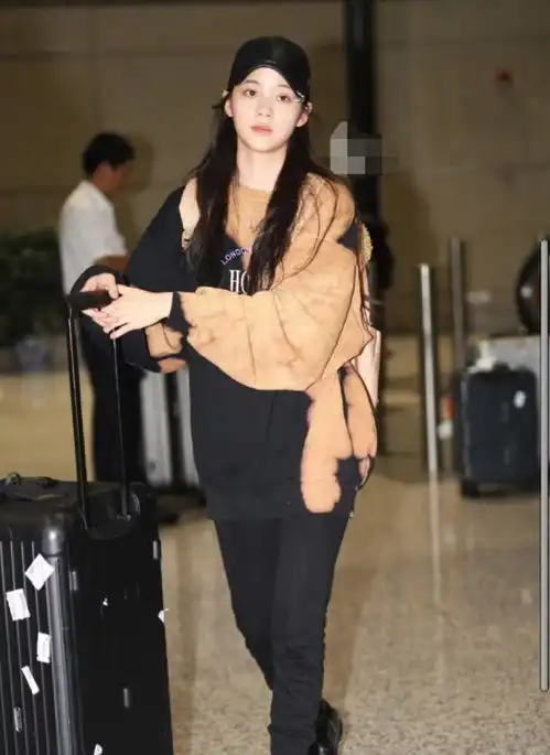 欧阳娜娜不愧是穿搭小能手,暗黑风成熟风自动切换,轻松驾驭