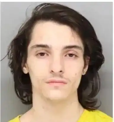 终被抓男子躲未成年少女床下3个周,多次实施性侵,还拍裸照