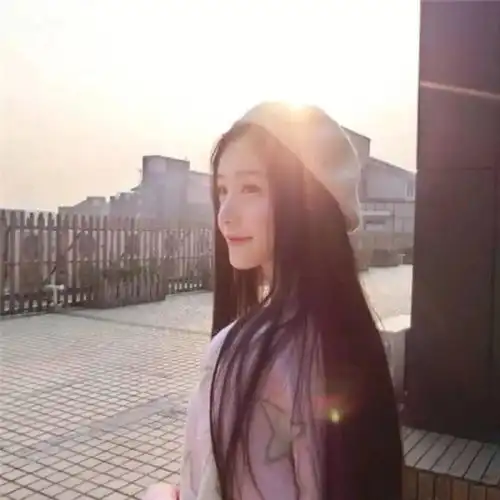 qq头像女生短发带帽鸡汤