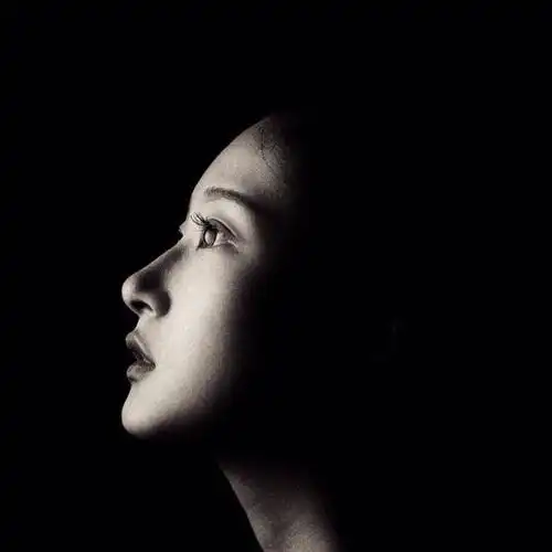 快手黑白女生头像,一个愿意听你说废话的女人