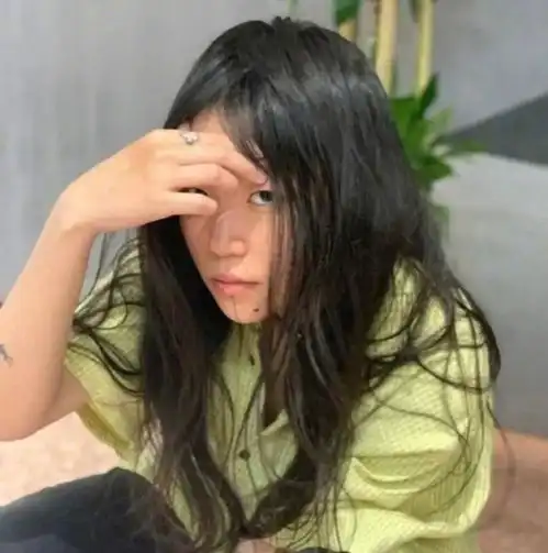 窦靖童恋爱后风格大变,留起长发走温柔路线,有当年王菲的感觉了