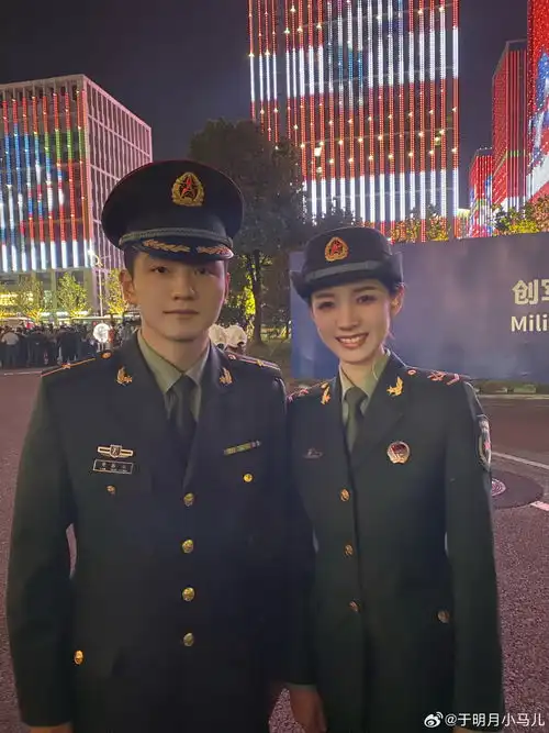 俊男美女太养眼恋综嘉宾晒与樊振东的合照,军装小胖帅出新高度