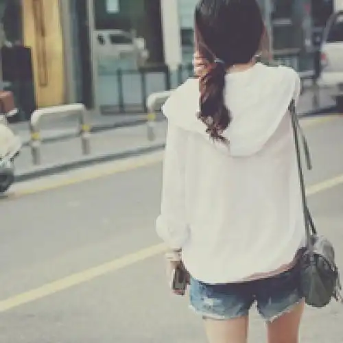 姑娘考上大学,父亲给她一万,继母却抽回五千,她说这都是为你好