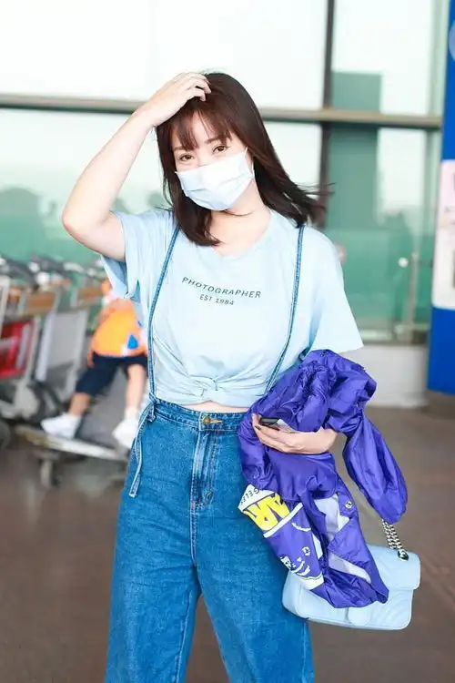 改走清纯风的柳岩变化大,机场穿背带裤溜肩t,身材优势看不出