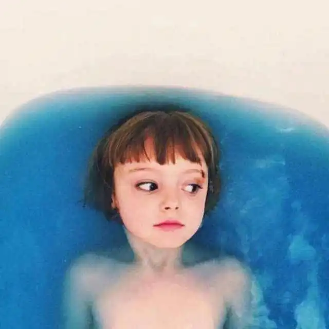 超清超萌小女孩头像飞吻