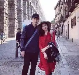 张继科的女友景甜够美了,但看到马龙的女友夏露后,网友天啊