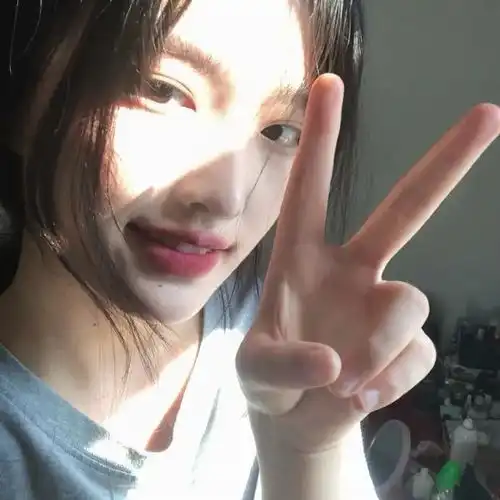 ins女生头像有人偷偷相爱有人独自看海