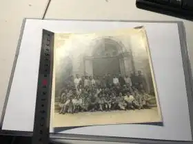 1950年代陈从周老照片合影照片背面有陈从周印章一枚漂亮合影里面前排右2应该是陈从周先生他拍摄照片喜欢笑口大开啊后面8张图片来自网络照片第一排左一那位女性