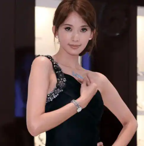 林志玲裙子被踩当场发飙,而范冰冰却被这个男人保护得完美无损