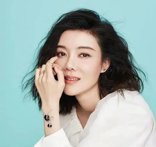 成龙做媒,首富新娘,拿走3亿分手费,名声被毁的她有苦难言