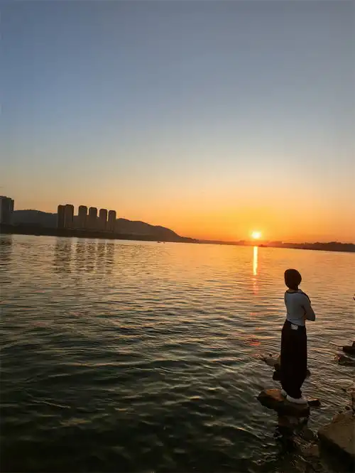 夕阳与少女,如诗似画
