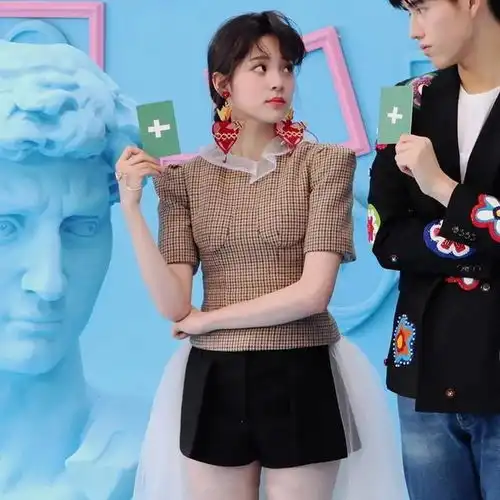 张韶涵与欧阳娜娜撞衫,相差近20岁却像姐妹,网友都是少女