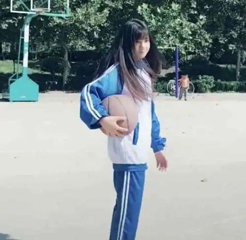 最美校服女孩火了甩头的一瞬间,涨粉50万,迷倒一大片